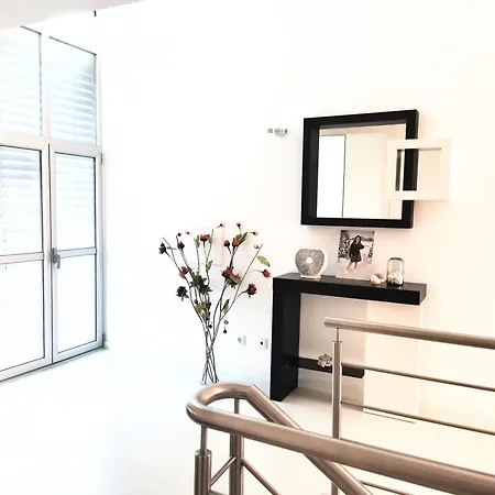 Orada Lola Villa